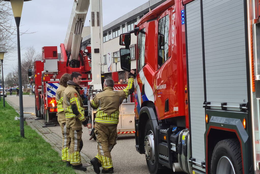 Brandweer haalt meerdere personen uit brandende woning