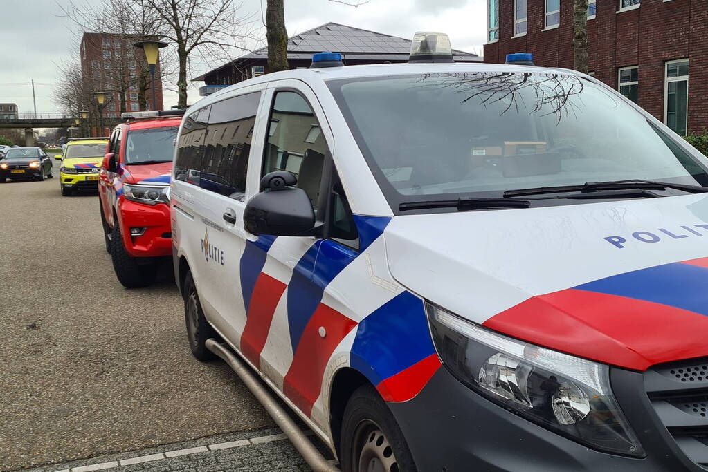 Brandweer haalt meerdere personen uit brandende woning