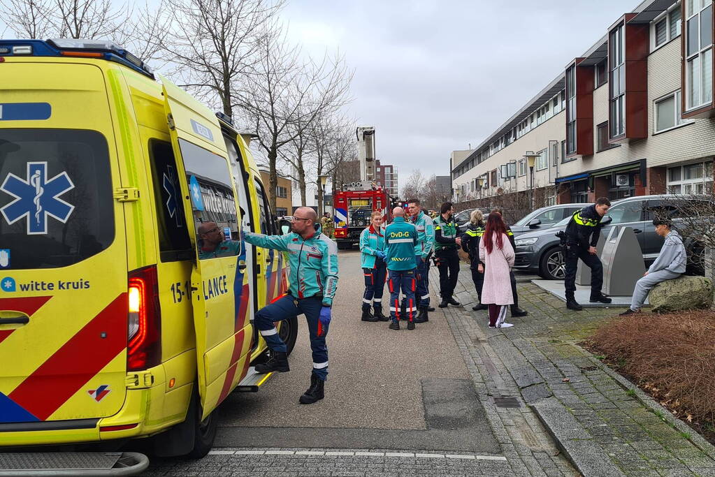 Brandweer haalt meerdere personen uit brandende woning