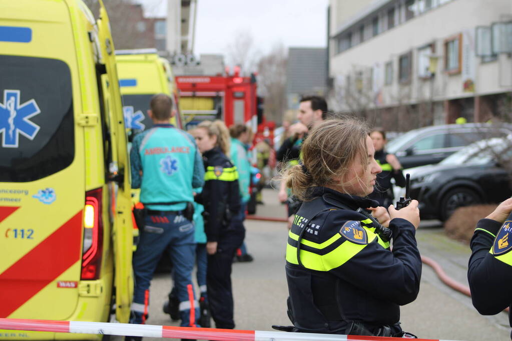Brandweer haalt meerdere personen uit brandende woning