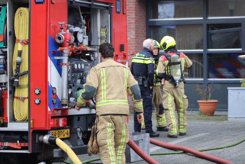 Brandweer haalt meerdere personen uit brandende woning
