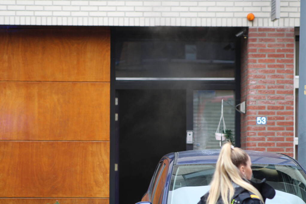 Brandweer haalt meerdere personen uit brandende woning