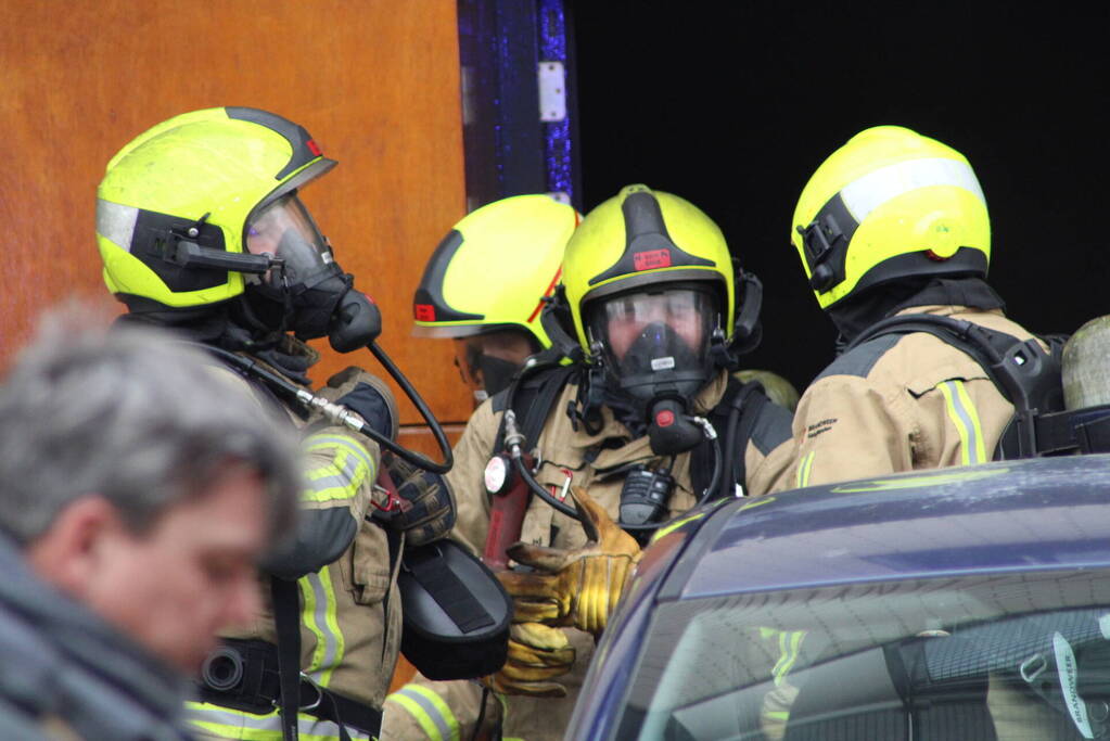 Brandweer haalt meerdere personen uit brandende woning