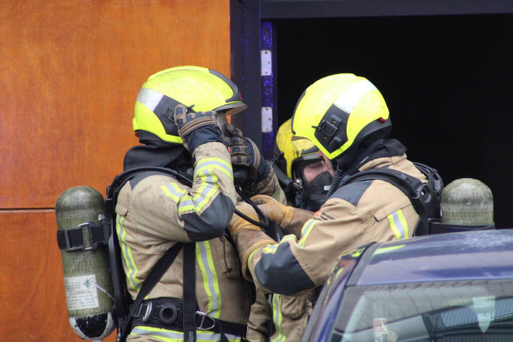 Brandweer haalt meerdere personen uit brandende woning