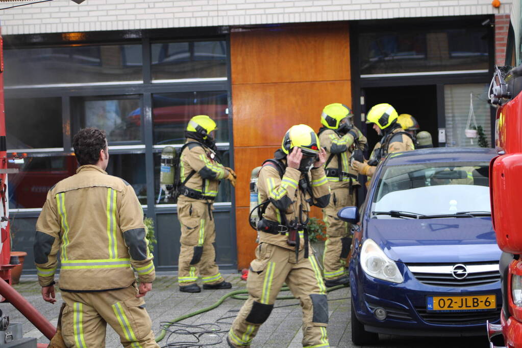 Brandweer haalt meerdere personen uit brandende woning