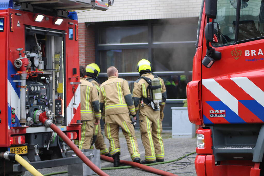 Brandweer haalt meerdere personen uit brandende woning