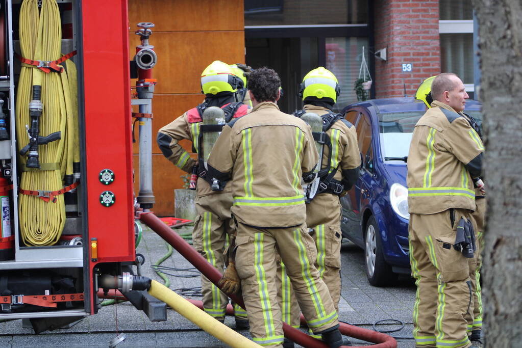 Brandweer haalt meerdere personen uit brandende woning