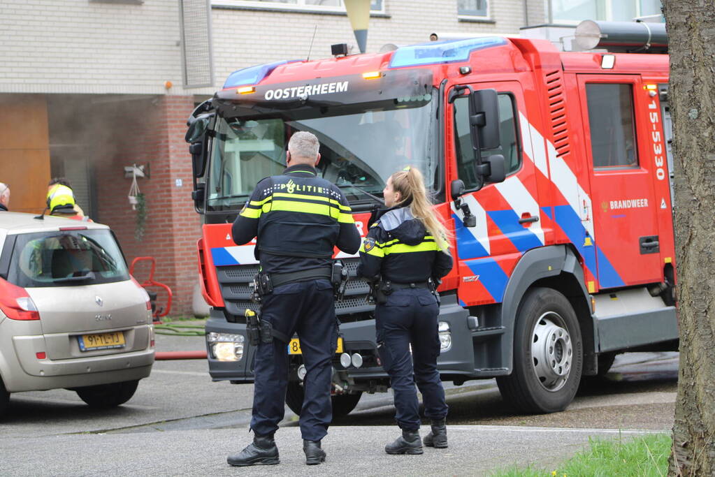 Brandweer haalt meerdere personen uit brandende woning