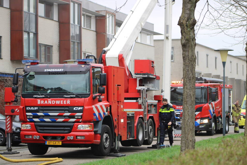 Brandweer haalt meerdere personen uit brandende woning