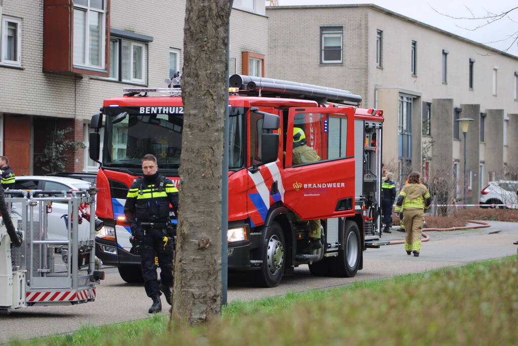 Brandweer haalt meerdere personen uit brandende woning