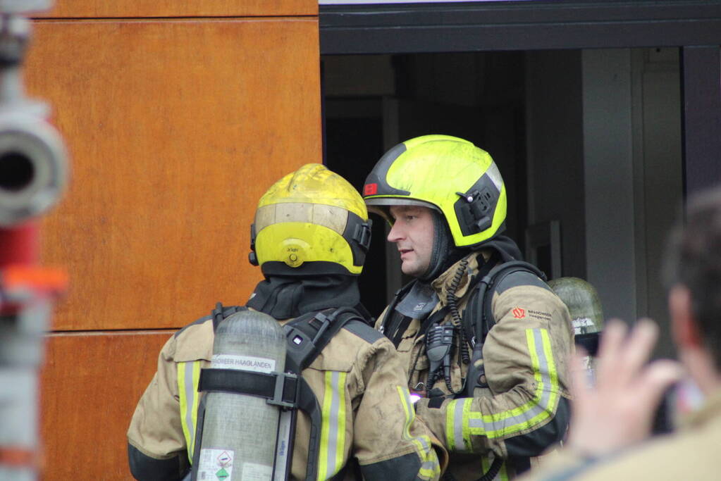 Brandweer haalt meerdere personen uit brandende woning