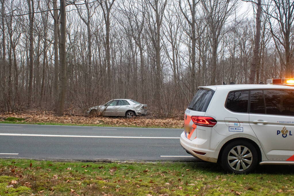 Auto raakt van weg en belandt in de bosschages