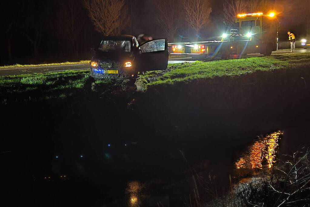 Auto belandt op verkeerde weghelft en eindigt in sloot
