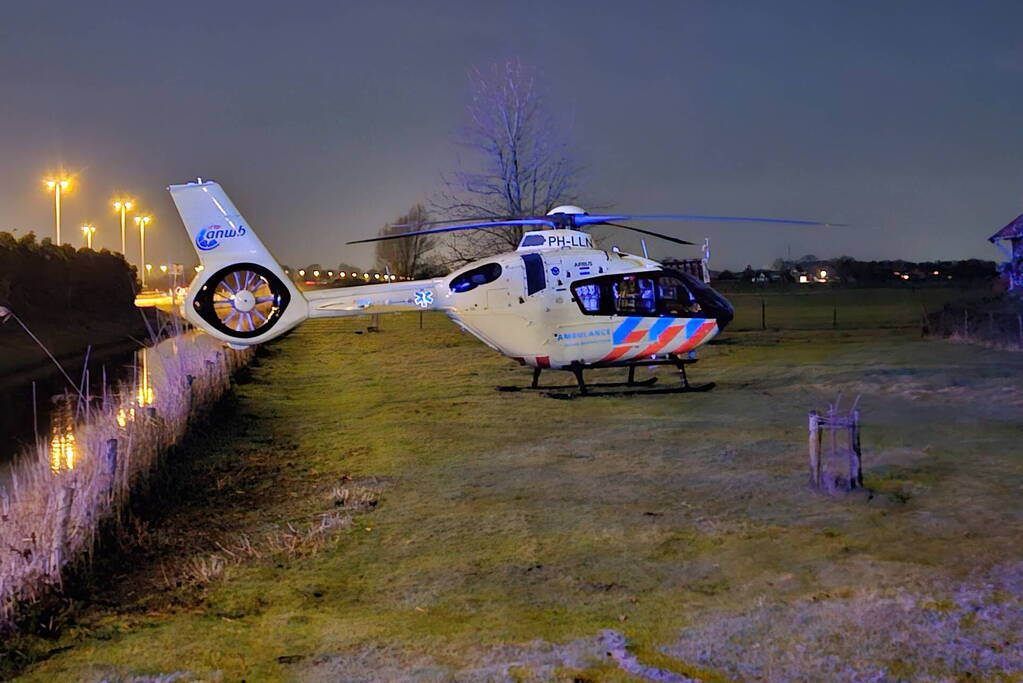 Traumahelikopter landt bij kruispunt