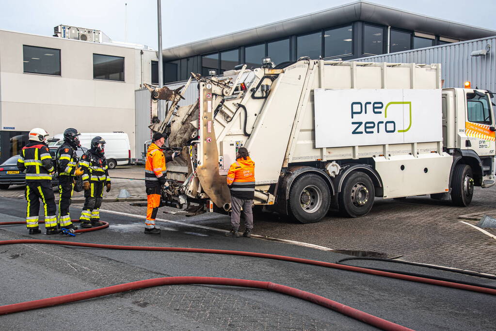 Lading van vuilniswagen vat vlam