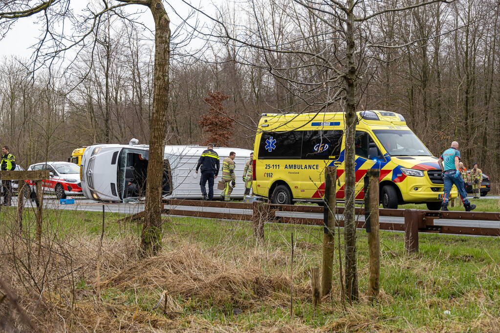 Pakketbezorger kantelt met bestelbus