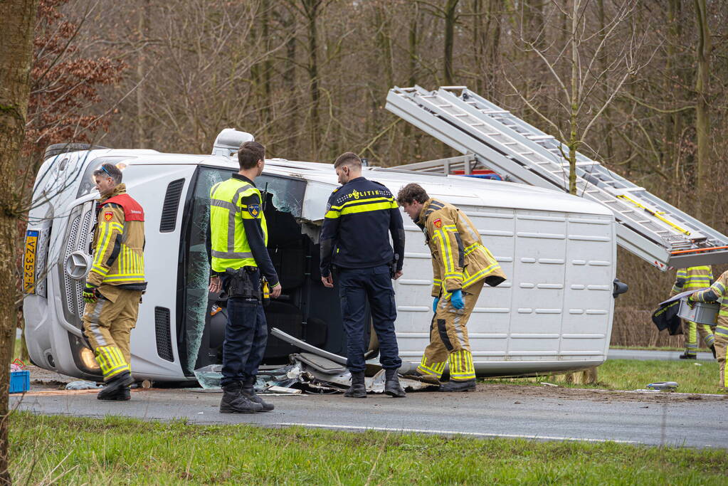 Pakketbezorger kantelt met bestelbus