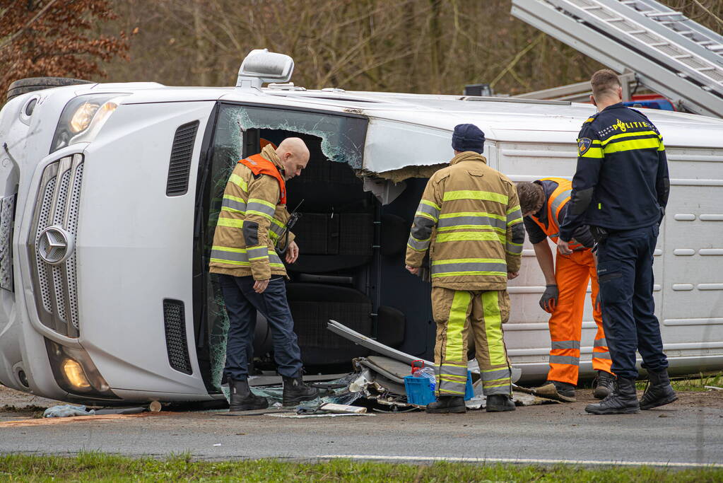 Pakketbezorger kantelt met bestelbus