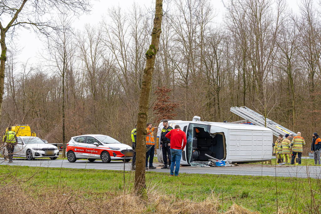 Pakketbezorger kantelt met bestelbus