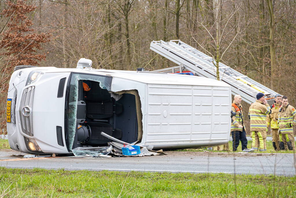 Pakketbezorger kantelt met bestelbus