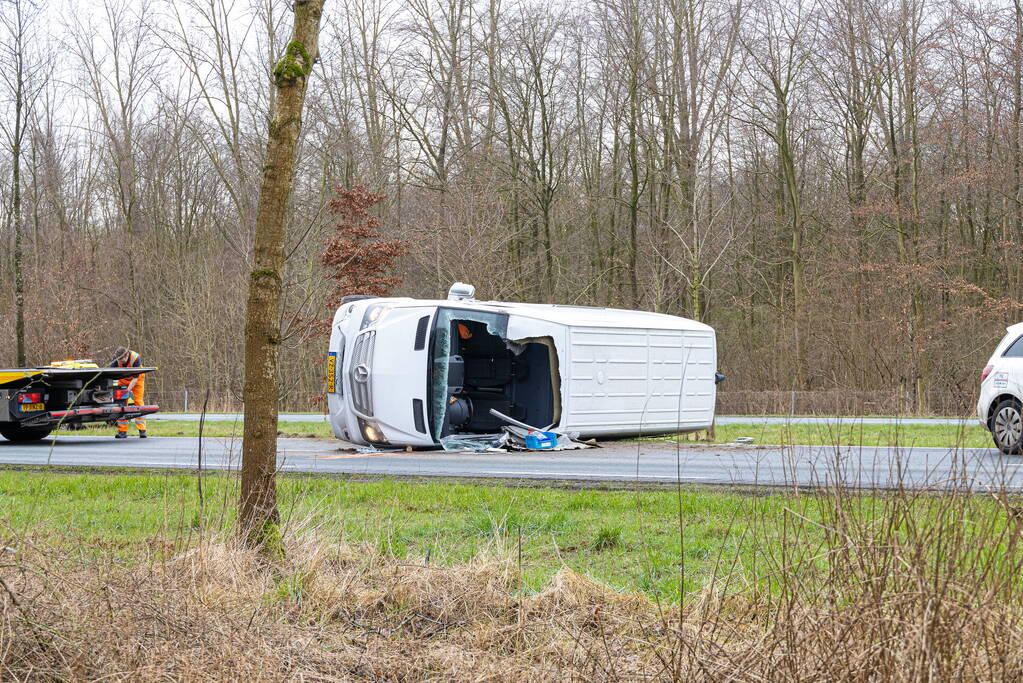 Pakketbezorger kantelt met bestelbus