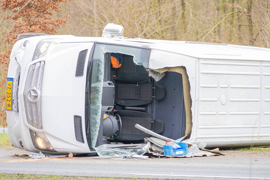 Pakketbezorger kantelt met bestelbus