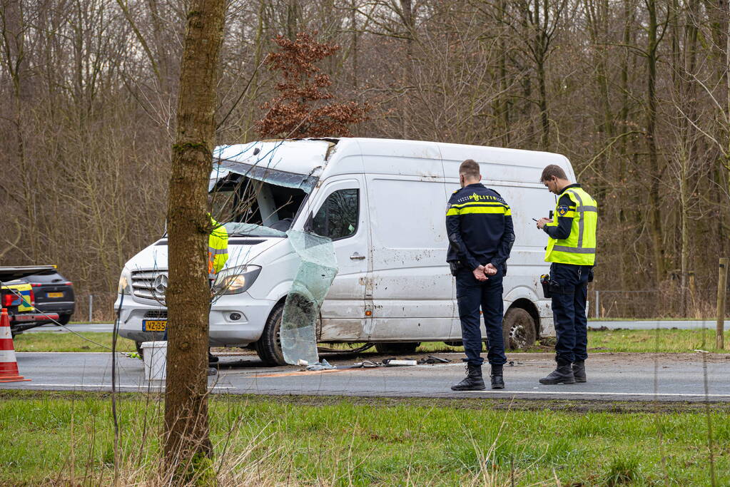 Pakketbezorger kantelt met bestelbus