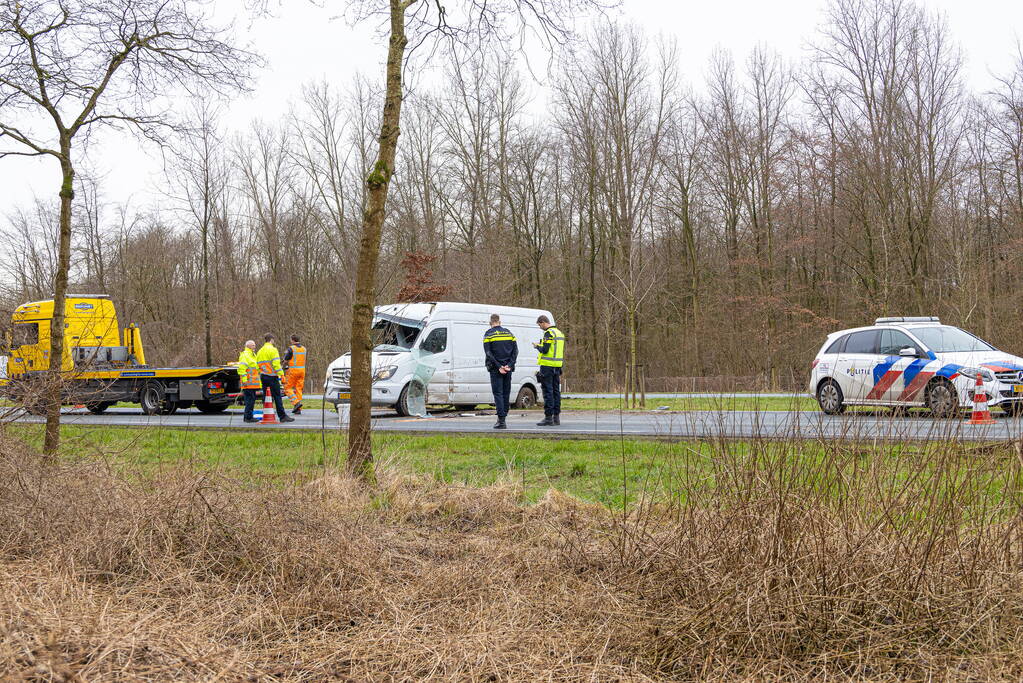 Pakketbezorger kantelt met bestelbus