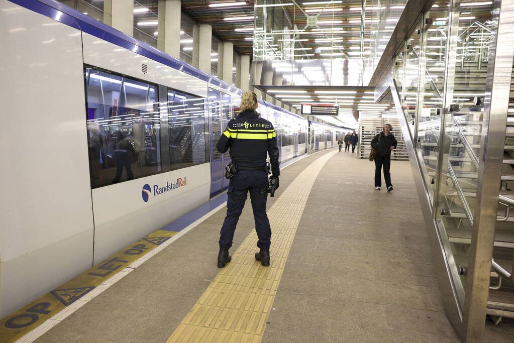 Grote zoekactie vanwege bedreiging met mes centraal station