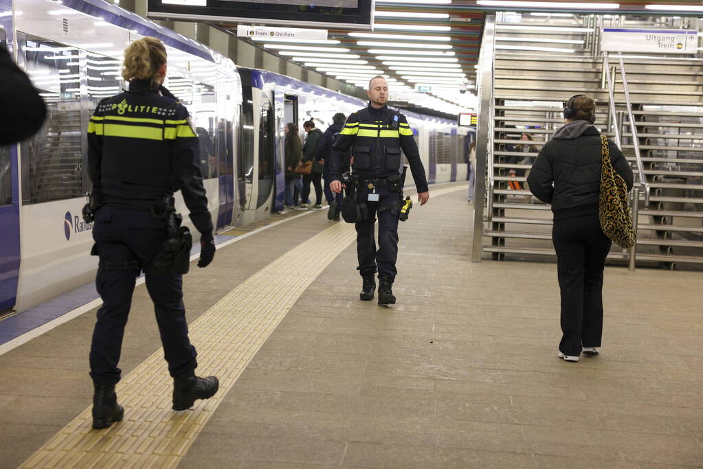 Grote zoekactie vanwege bedreiging met mes centraal station