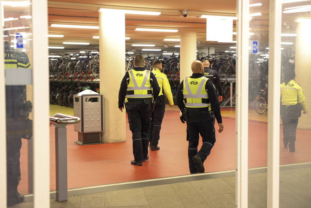 Grote zoekactie vanwege bedreiging met mes centraal station