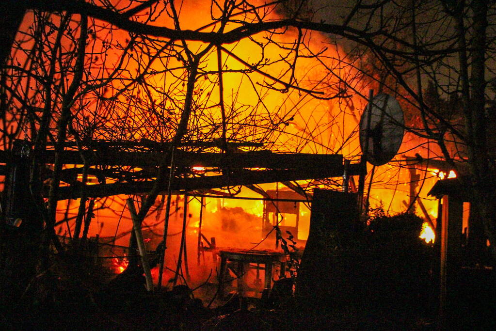 Brandweer ingezet voor uitslaande brand in tuinhuis