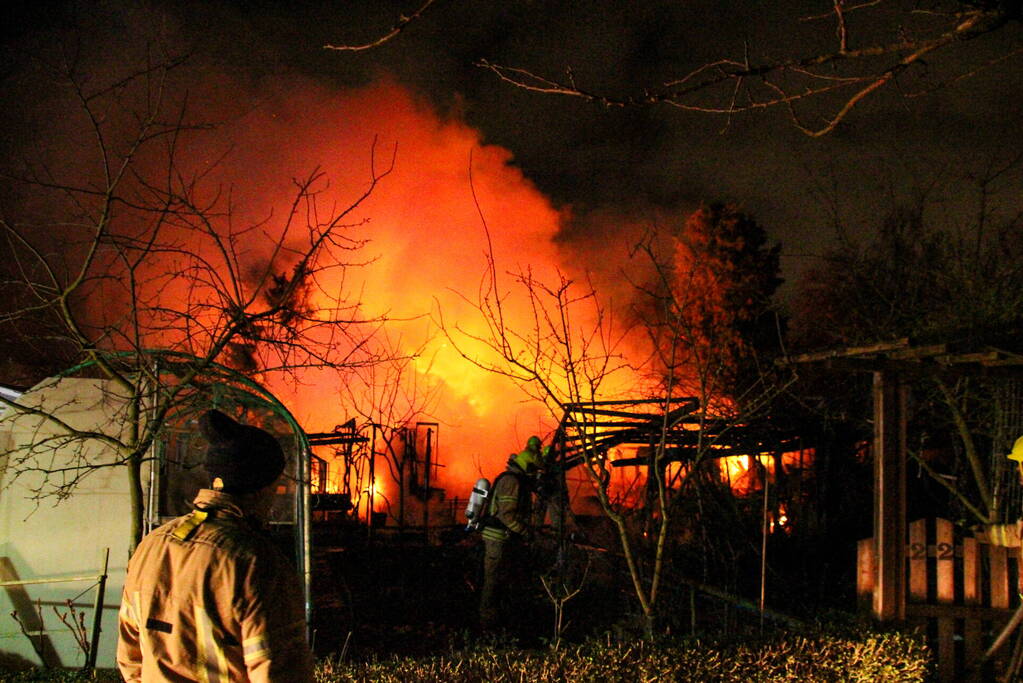 Brandweer ingezet voor uitslaande brand in tuinhuis