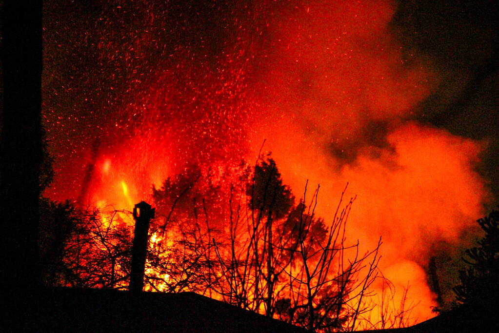 Brandweer ingezet voor uitslaande brand in tuinhuis