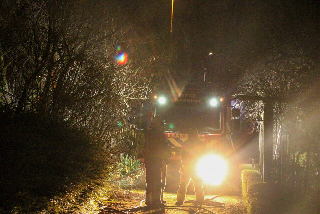Brandweer ingezet voor uitslaande brand in tuinhuis