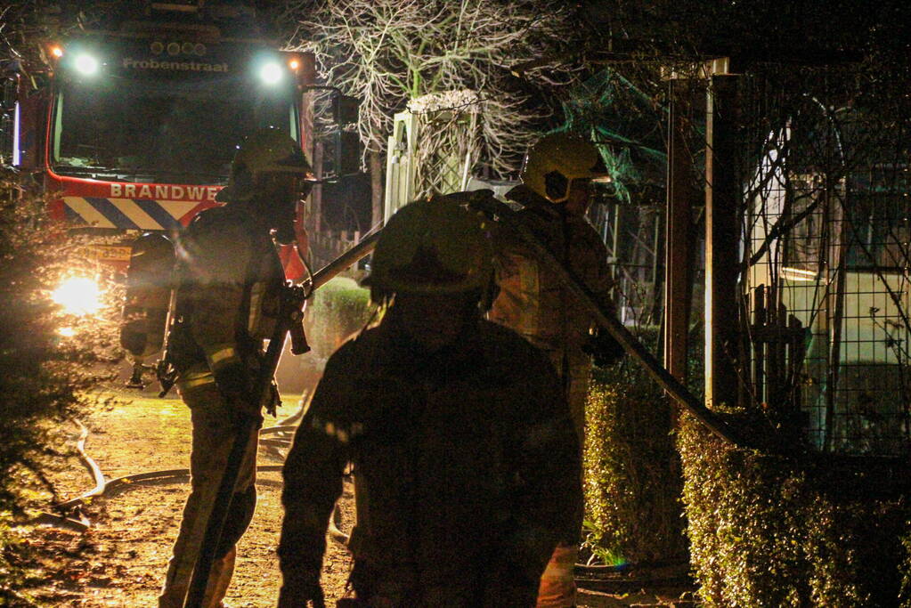 Brandweer ingezet voor uitslaande brand in tuinhuis