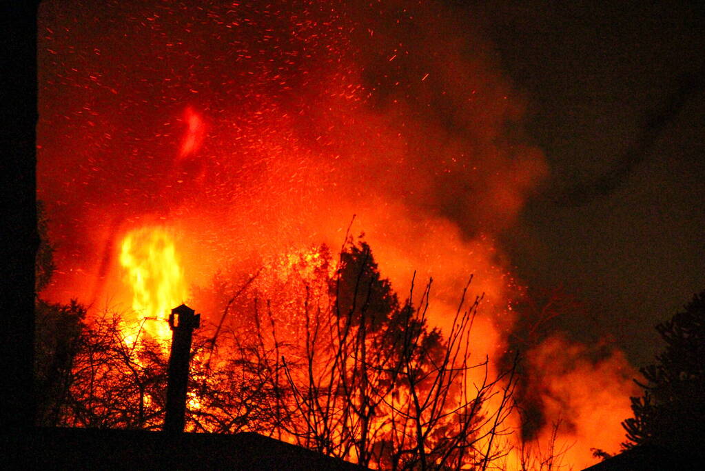 Brandweer ingezet voor uitslaande brand in tuinhuis