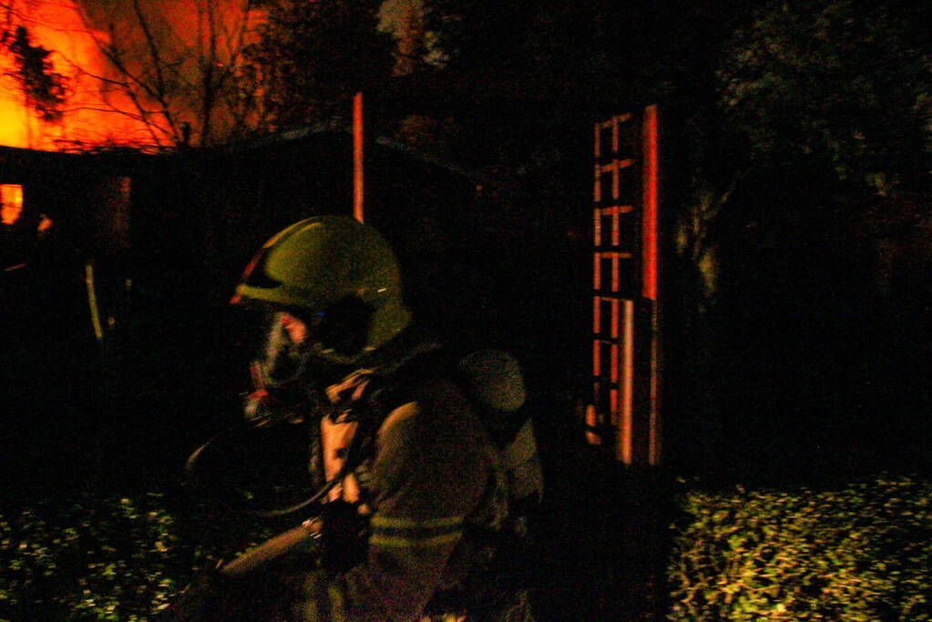 Brandweer ingezet voor uitslaande brand in tuinhuis