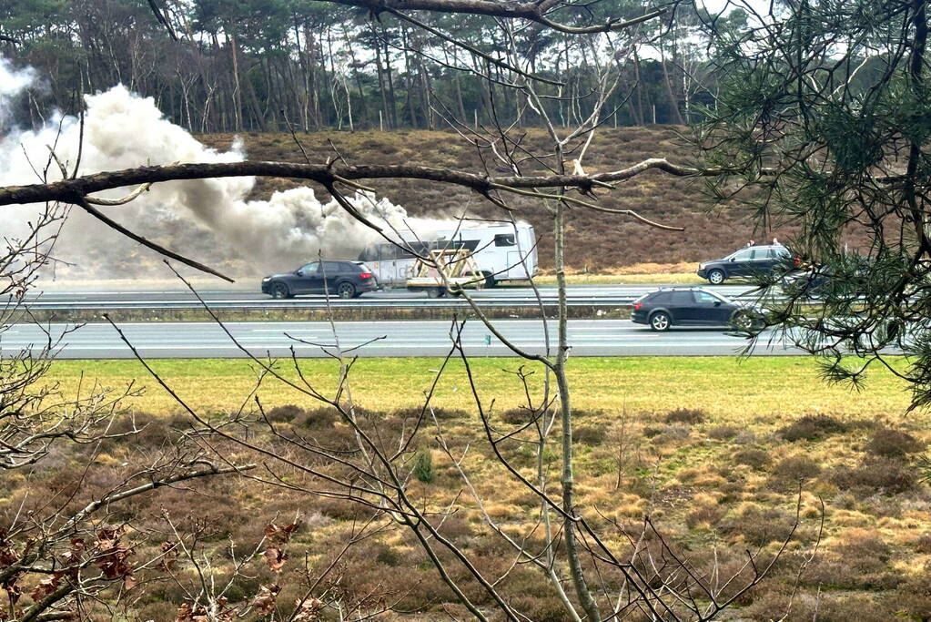 Camper in lichterlaaie op snelweg