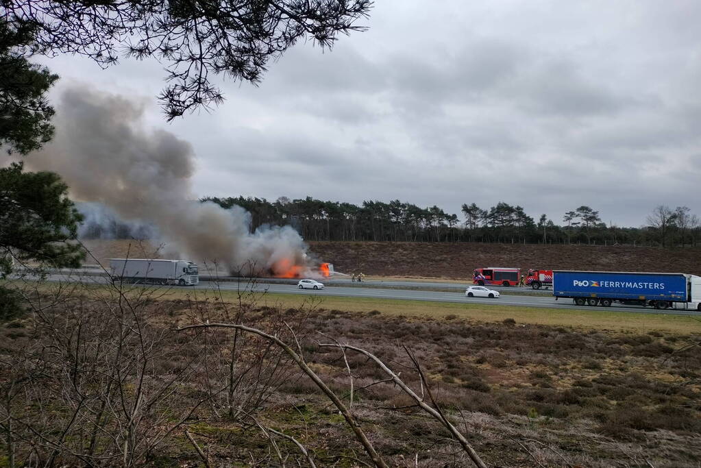 Camper in lichterlaaie op snelweg