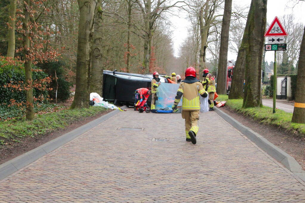 Automobilist ramt paal en belandt op zijkant