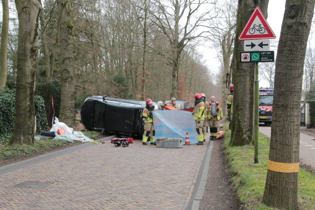 Automobilist ramt paal en belandt op zijkant