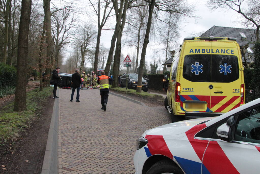 Automobilist ramt paal en belandt op zijkant