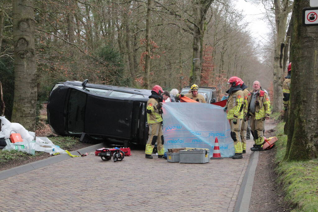 Automobilist ramt paal en belandt op zijkant