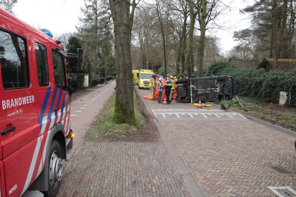 Automobilist ramt paal en belandt op zijkant
