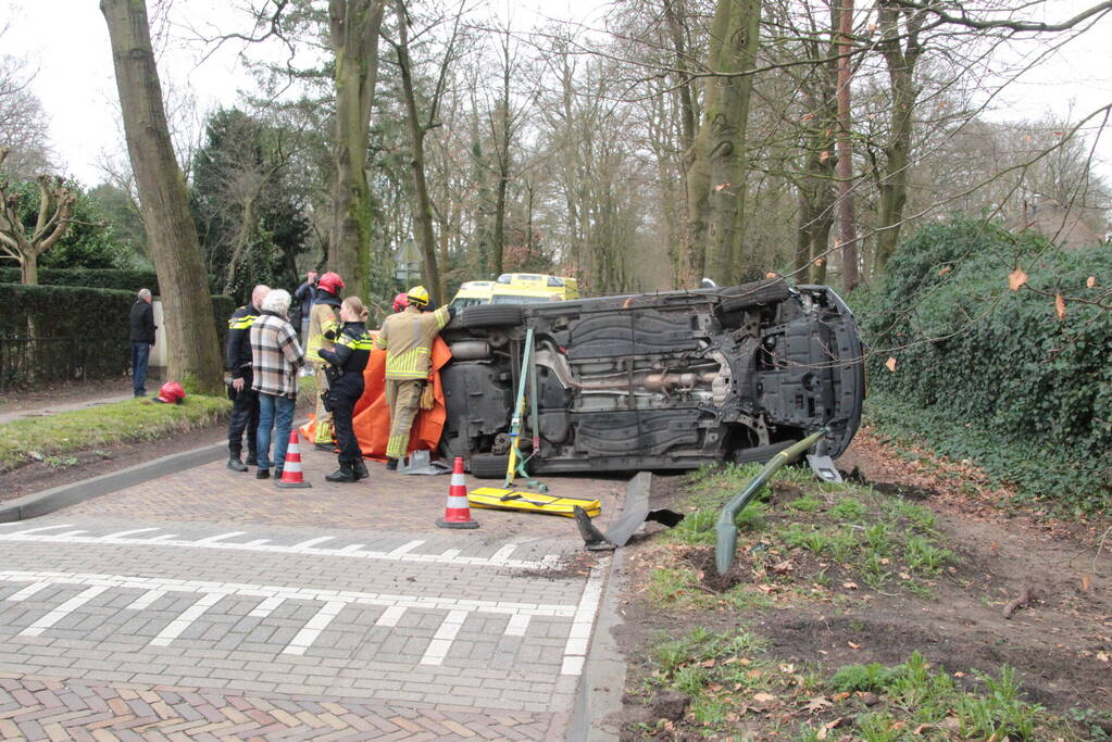 Automobilist ramt paal en belandt op zijkant