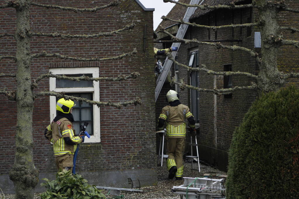 Schoorsteenbrand slaat over naar rietenkap