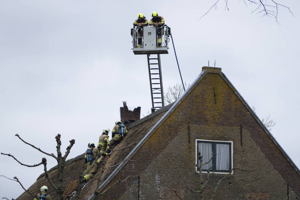 Schoorsteenbrand slaat over naar rietenkap