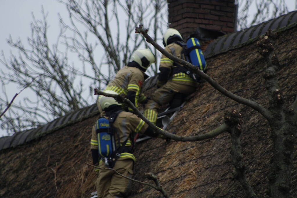 Schoorsteenbrand slaat over naar rietenkap