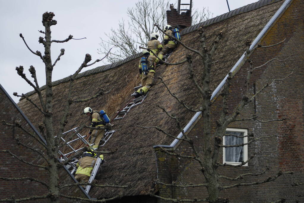 Schoorsteenbrand slaat over naar rietenkap